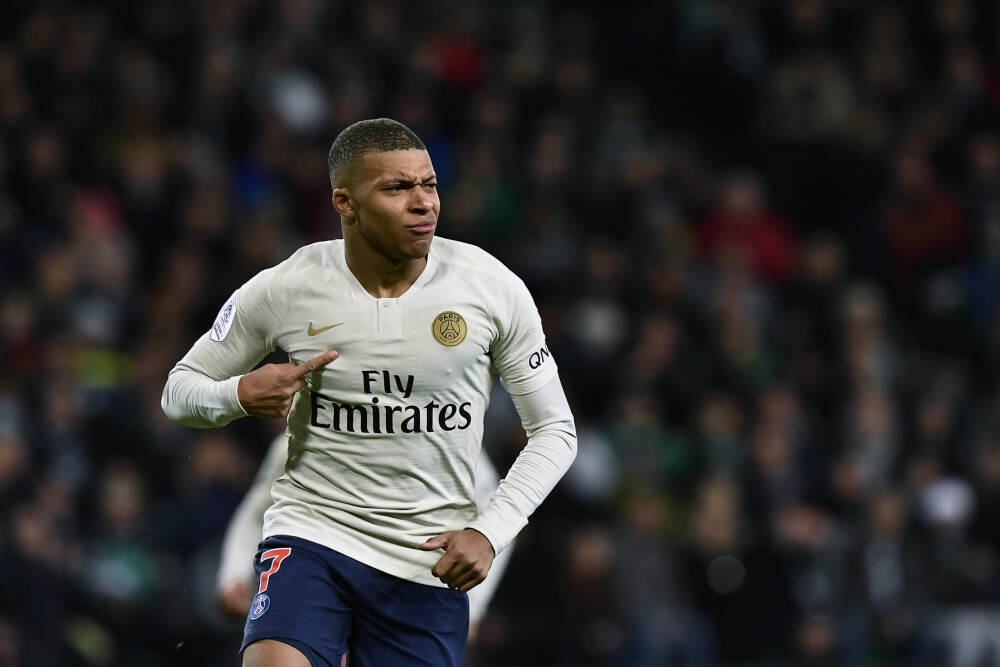 女巨人游戏性感新招式：肥臀压顶、大雷光束等